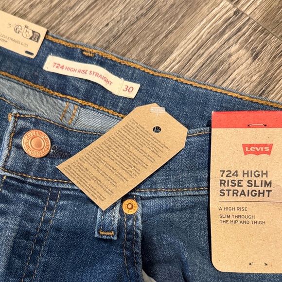 Levi's Women 724 Straight Leg Jeans - Picture 6 of 7